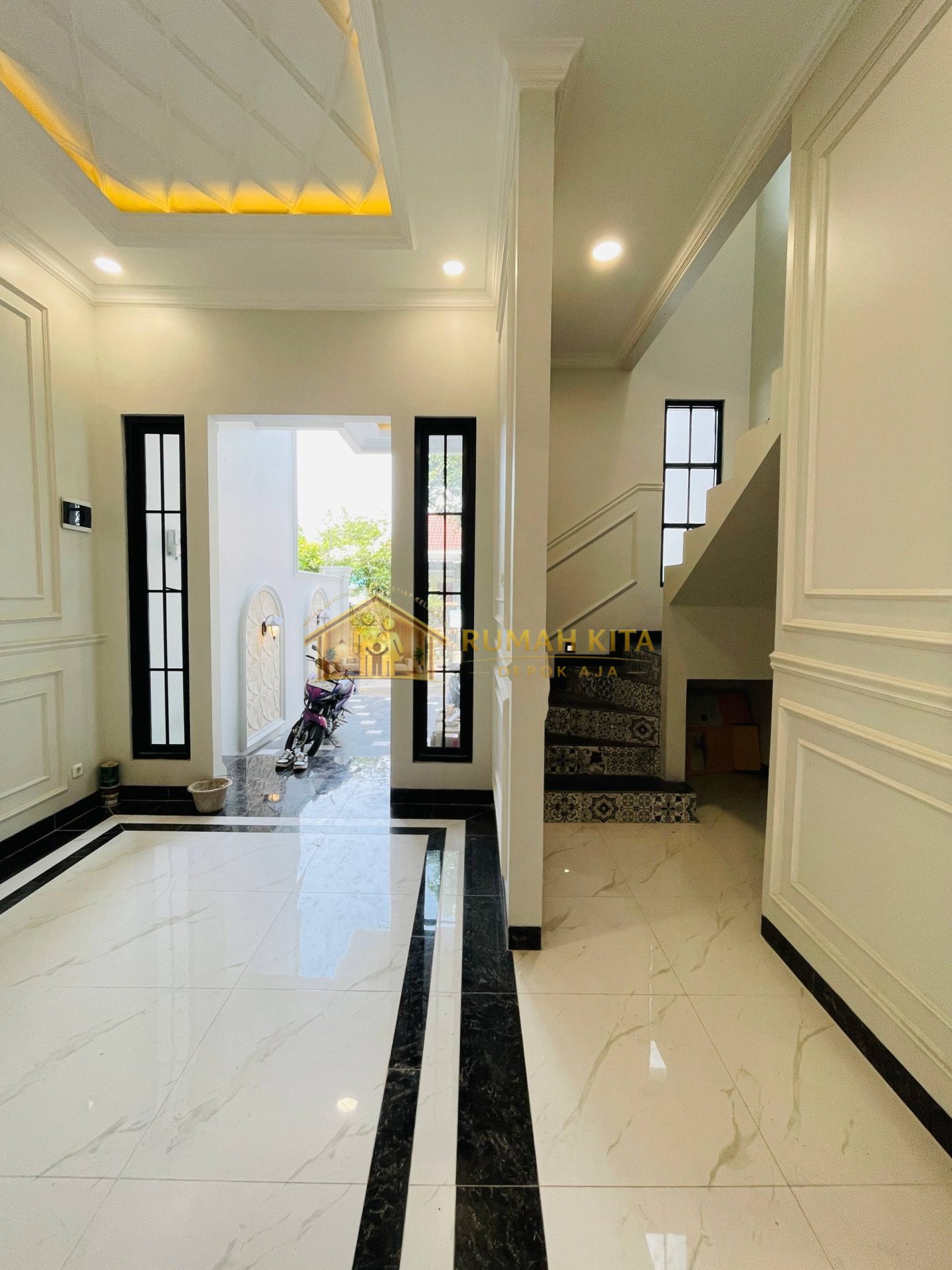 Ruang Makan Rumah 2 Lantai Nempel Grand Depok City