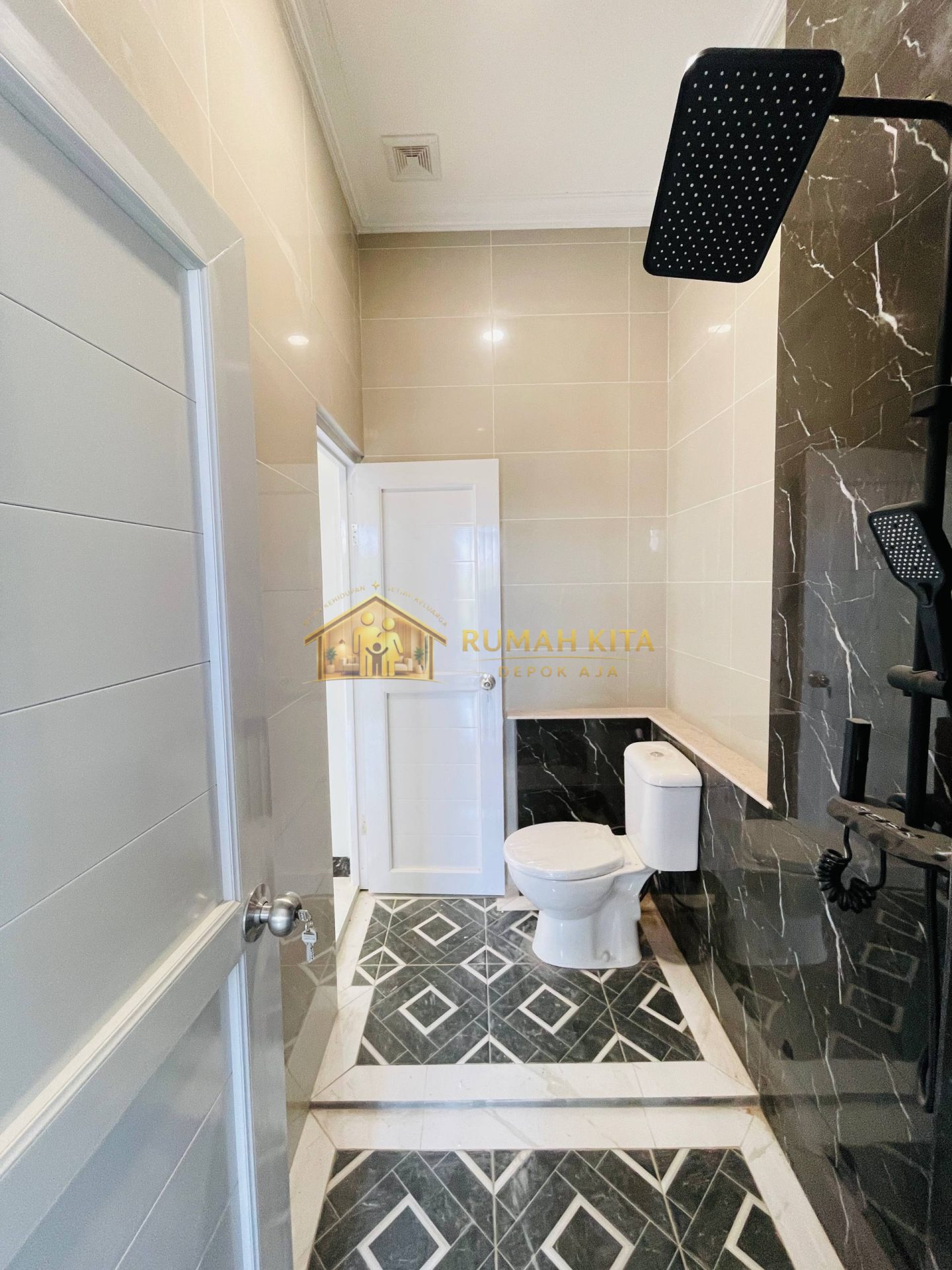Kamar Mandi Rumah 2 Lantai Nempel Grand Depok City