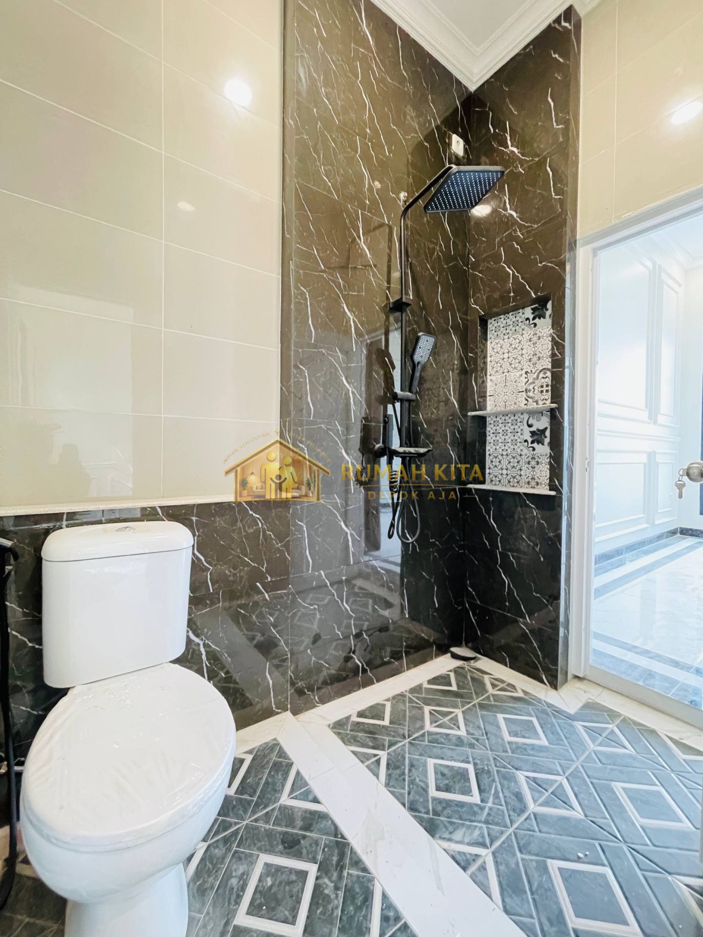Kamar Mandi Rumah 2 Lantai Nempel Grand Depok City