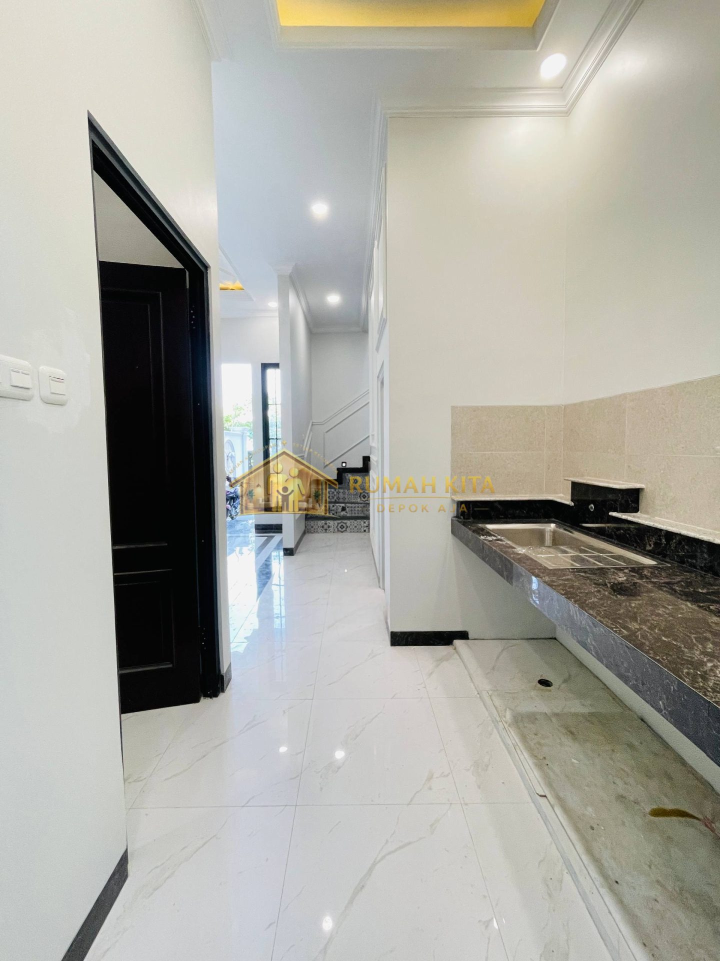 Ruang Makan Rumah 2 Lantai Nempel Grand Depok City