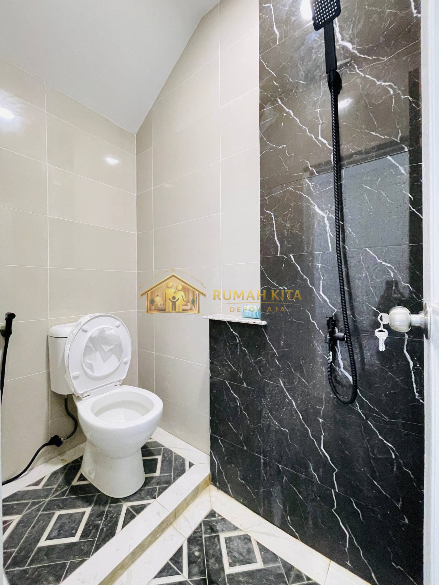 Kamar Mandi Rumah 2 Lantai Nempel Grand Depok City