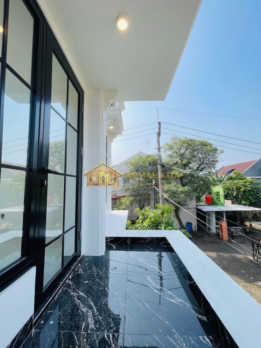 Balkon Rumah Mewah 2 Lantai Dekat Stasiun Depok Lama