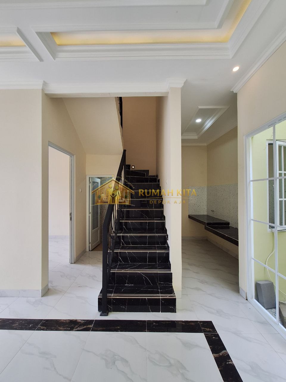 Tangga Rumah di Depok Dekat Stasiun Nempel Alun-alun GDC