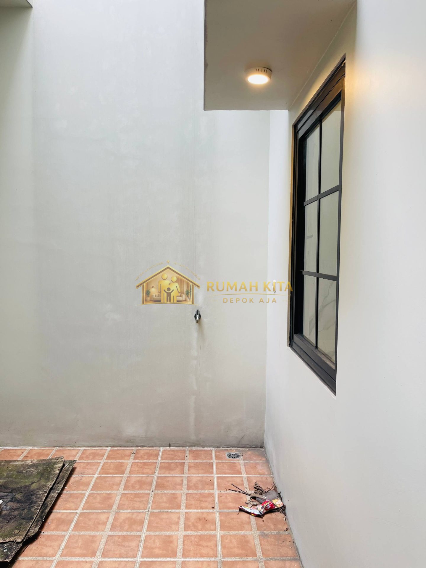 Halaman Rumah 2 Lantai Dekat GDC di Raden Saleh Depok
