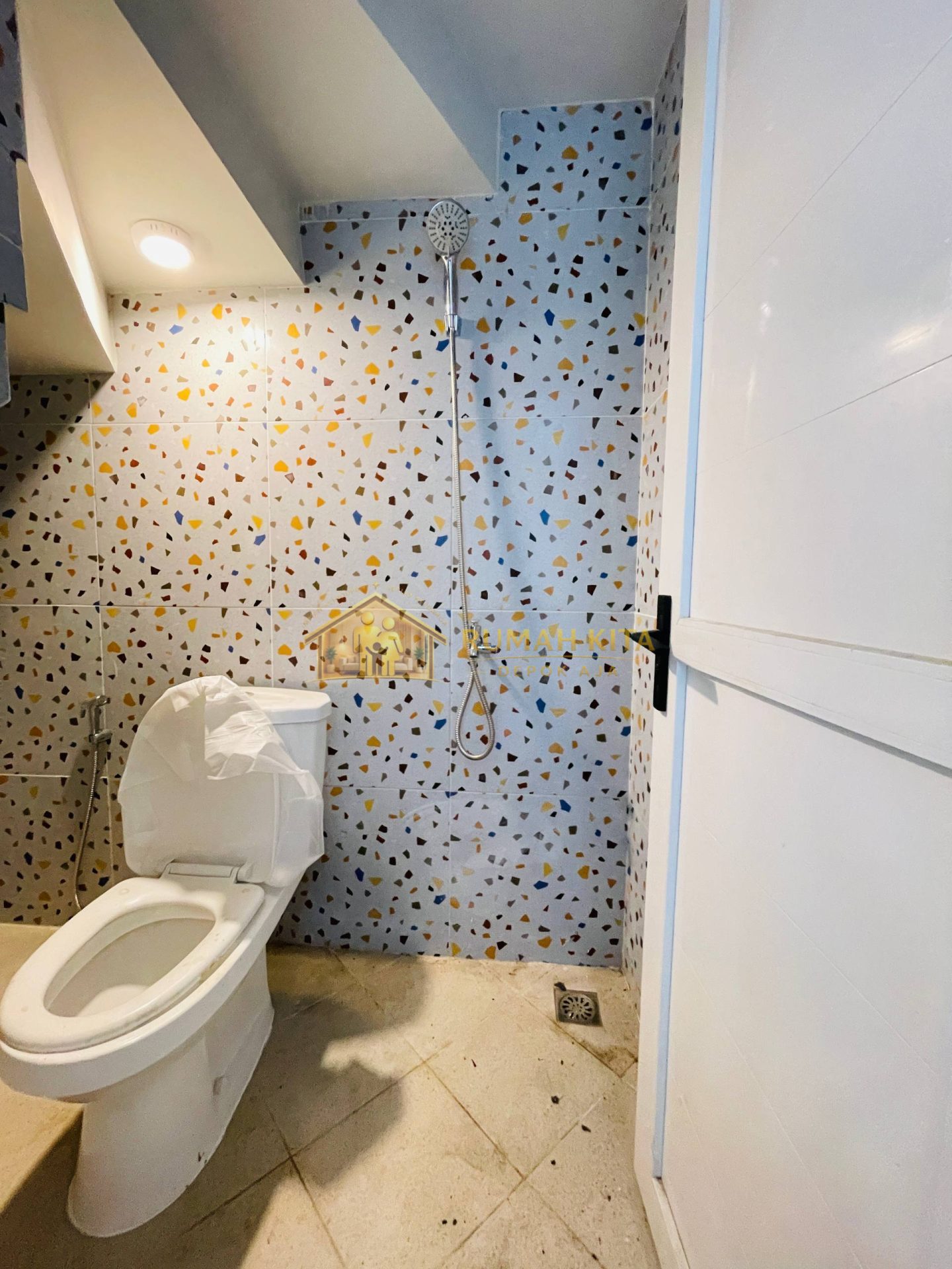 Kamar Mandi Rumah 2 Lantai Dekat GDC di Raden Saleh Depok