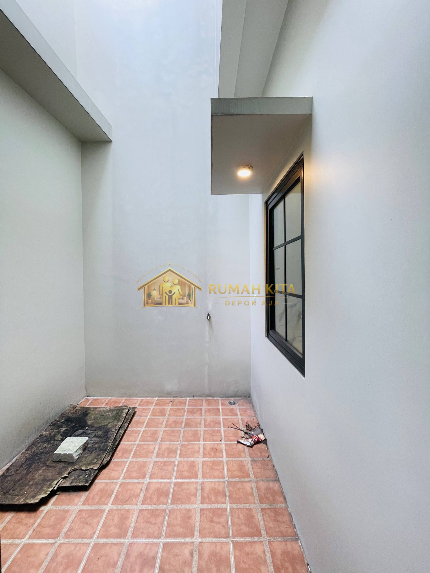 Halaman Rumah 2 Lantai Dekat GDC di Raden Saleh Depok