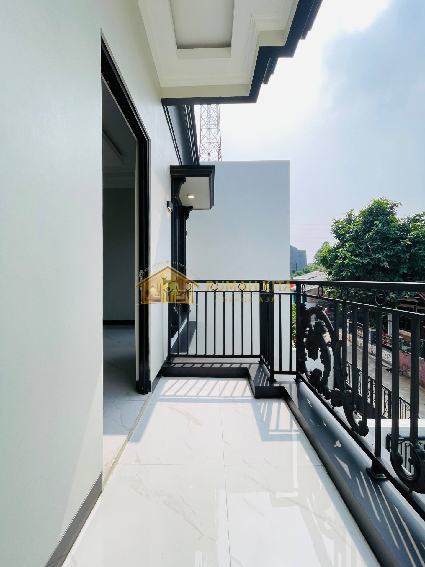 Balkon Rumah 2 Lantai Dekat GDC di Raden Saleh Depok