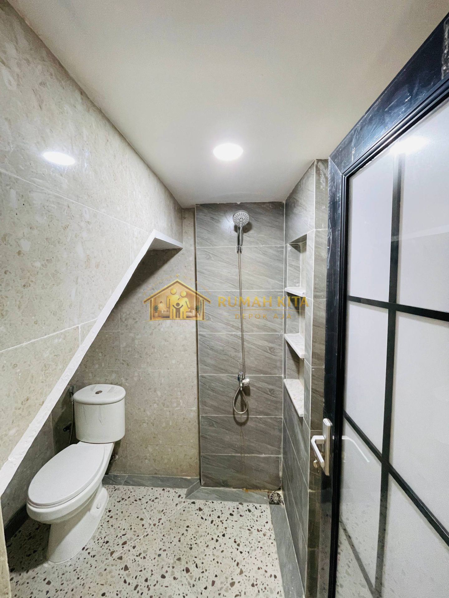 Kamar Mandi Rumah 2 Lantai Dekat RS Primaya Cilodong Depok
