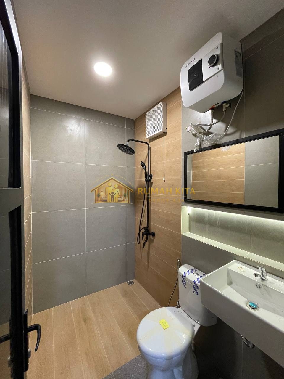 Kamar Mandi Rumah Furnish dekat Tol Sawangan dan Limo di Depok