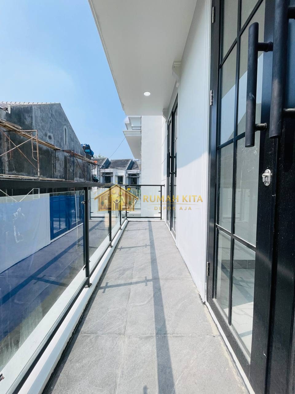 Balkon Rumah di Depok Dekat GDC dan Stasiun Depok Lama