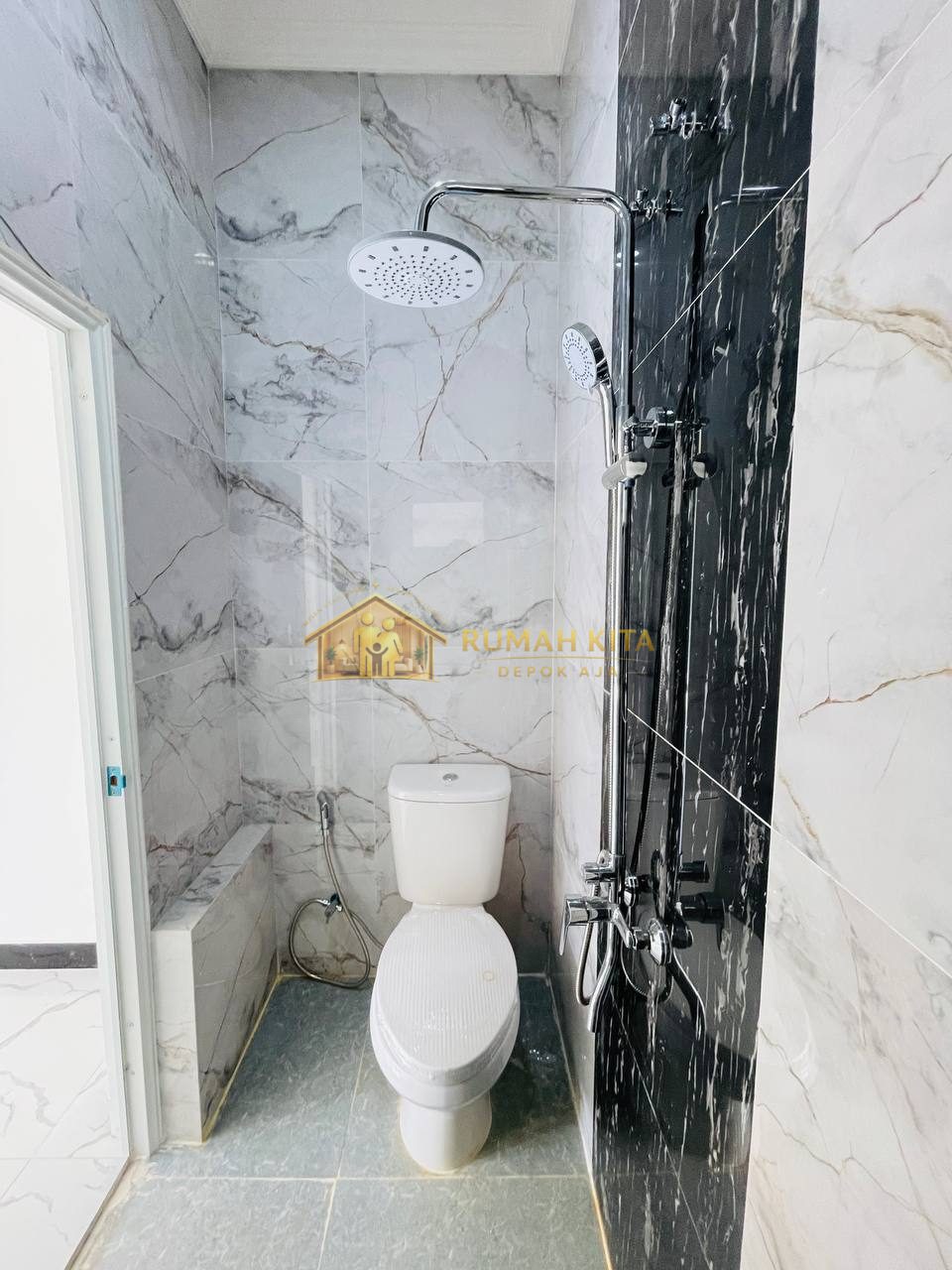 Kamar Mandi Rumah di Depok Dekat GDC dan Stasiun Depok Lama