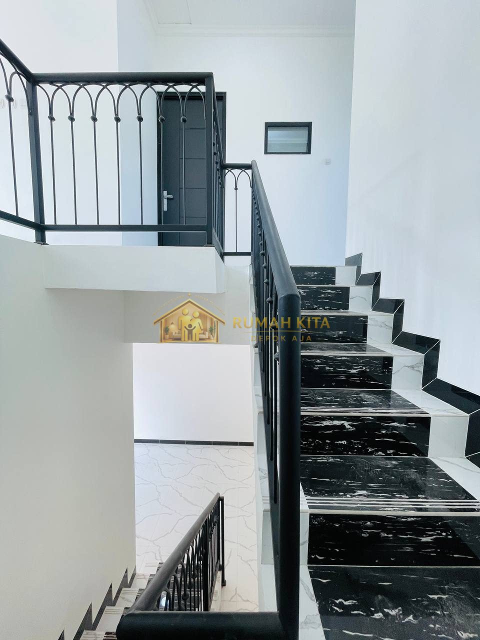 Tangga Rumah di Depok Dekat GDC dan Stasiun Depok Lama