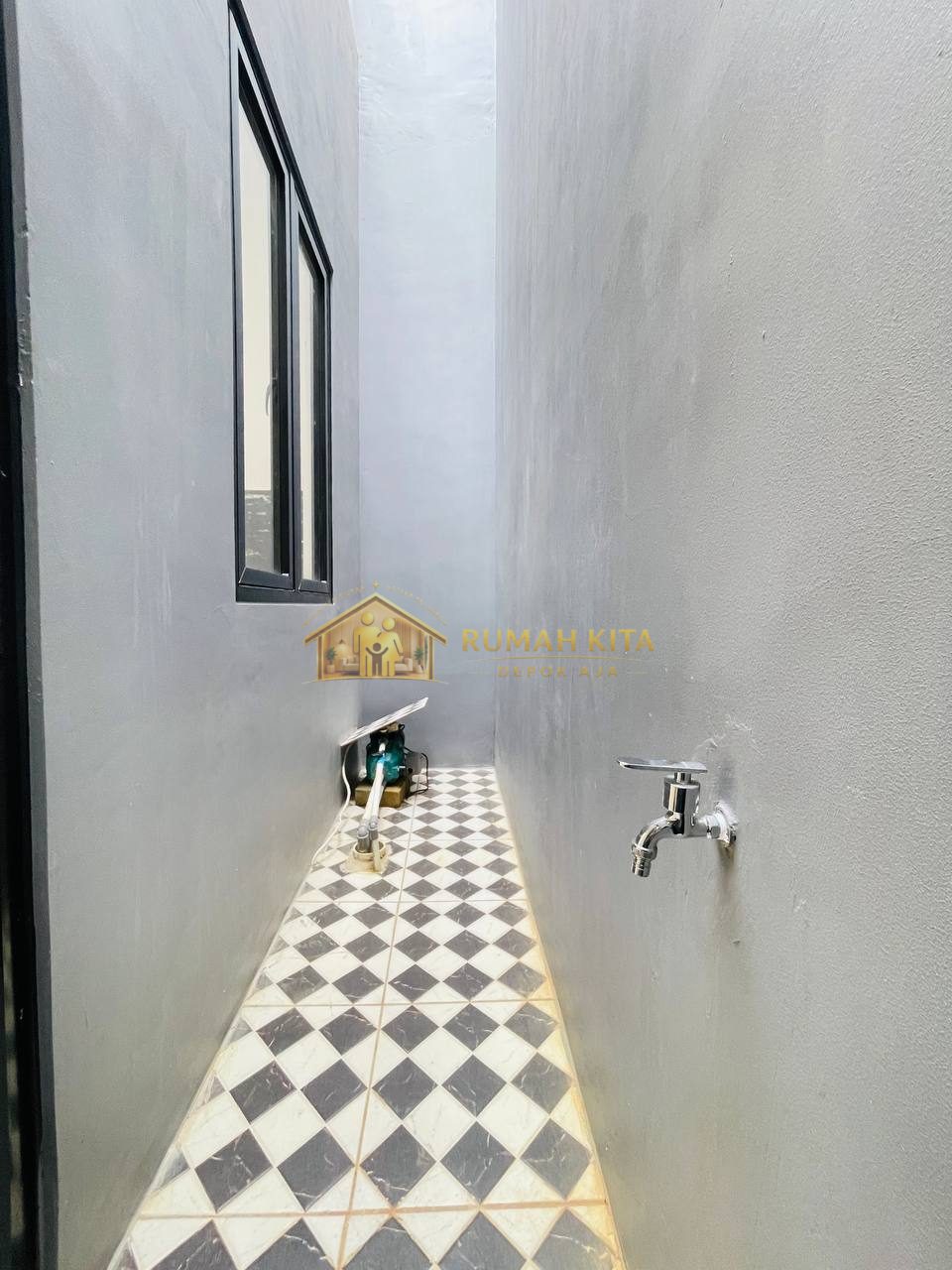 Halaman Rumah di Depok Dekat GDC dan Stasiun Depok Lama