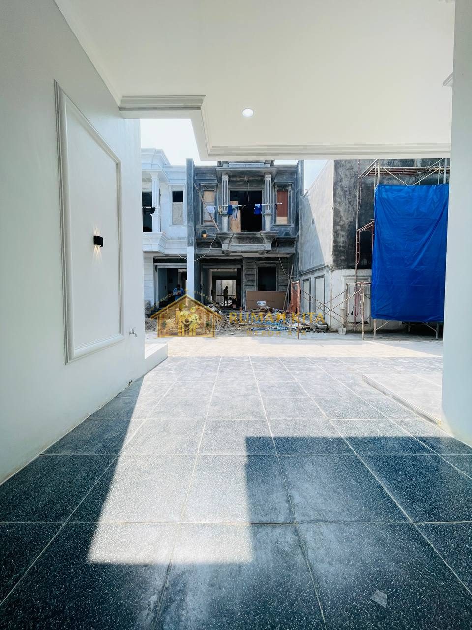 Carport Rumah di Depok Dekat GDC dan Stasiun Depok Lama
