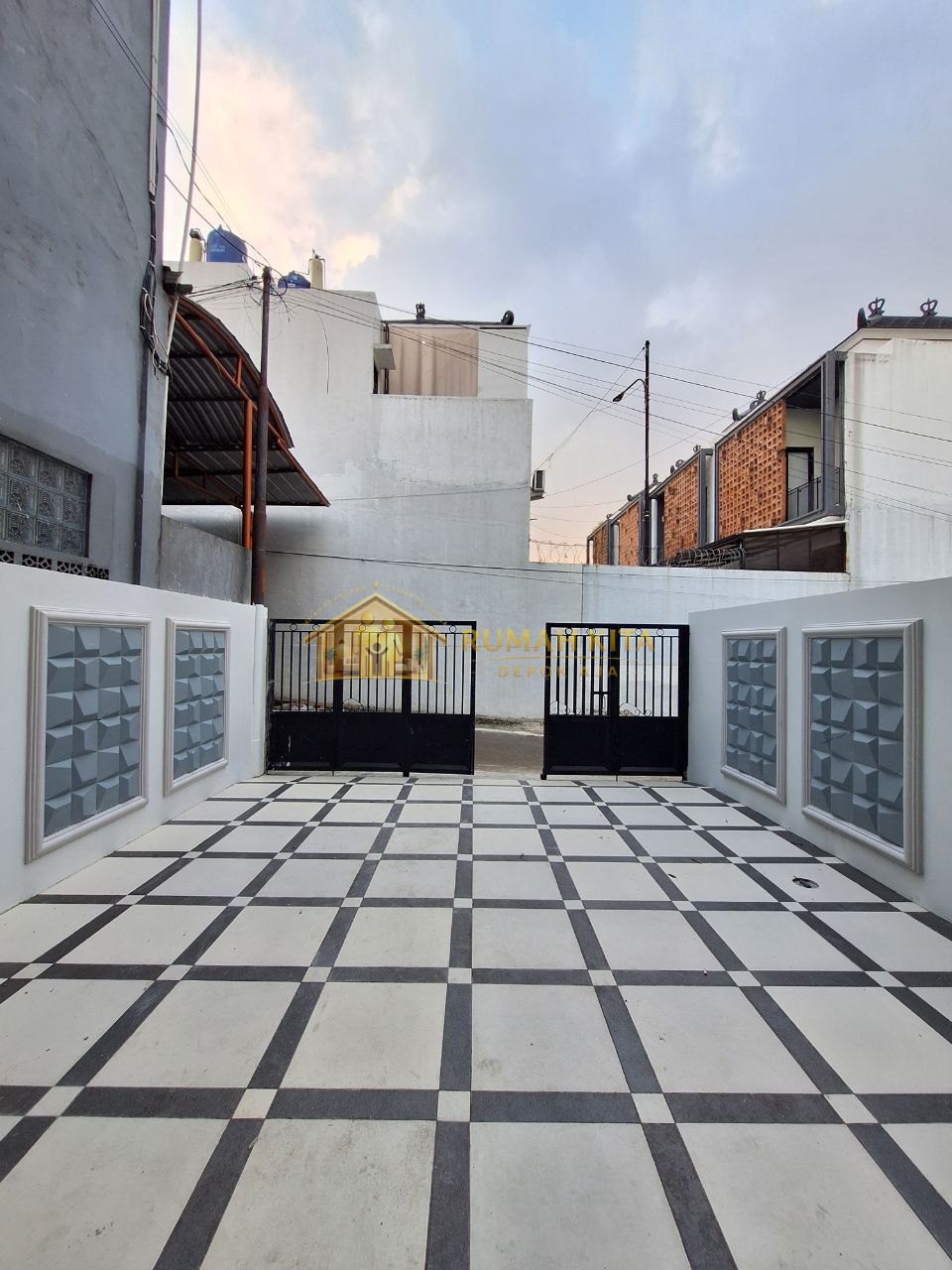 Carport Rumah di Depok Dekat Stasiun dan Kawasan GDC
