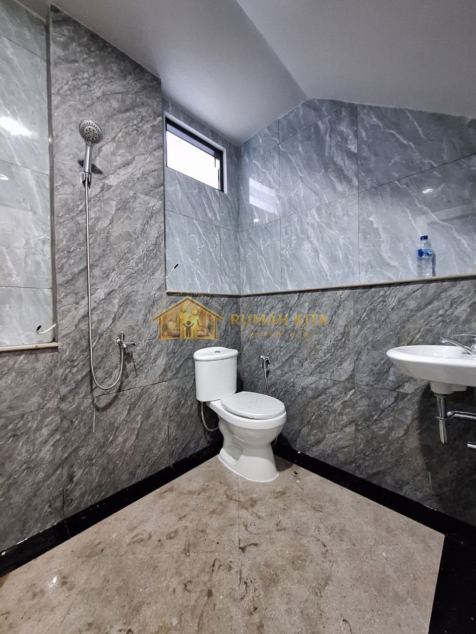 Kamar Mandi Rumah di Depok Dekat Stasiun dan Kawasan GDC