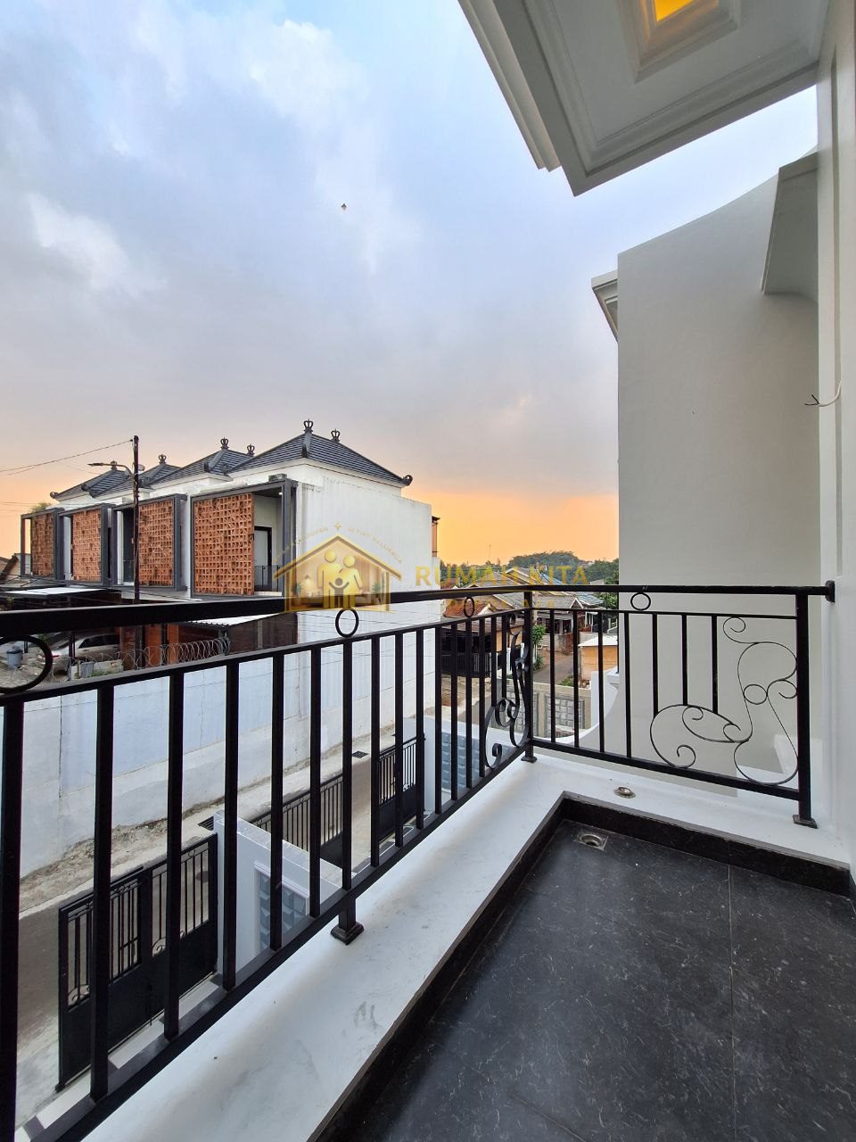 Balkon Rumah di Depok Dekat Stasiun dan Kawasan GDC