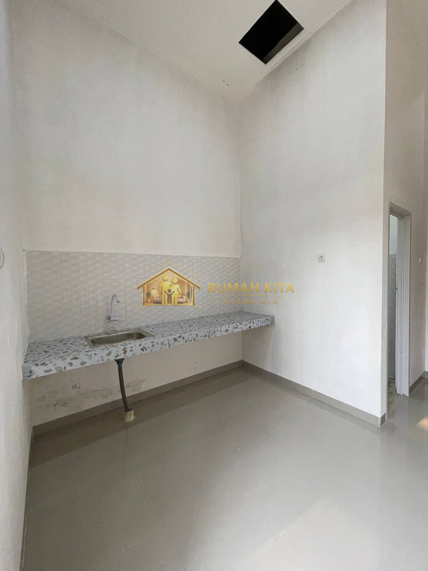 Dapur Rumah Minimalis Dekat Stasiun Citayam di Sawangan Depok