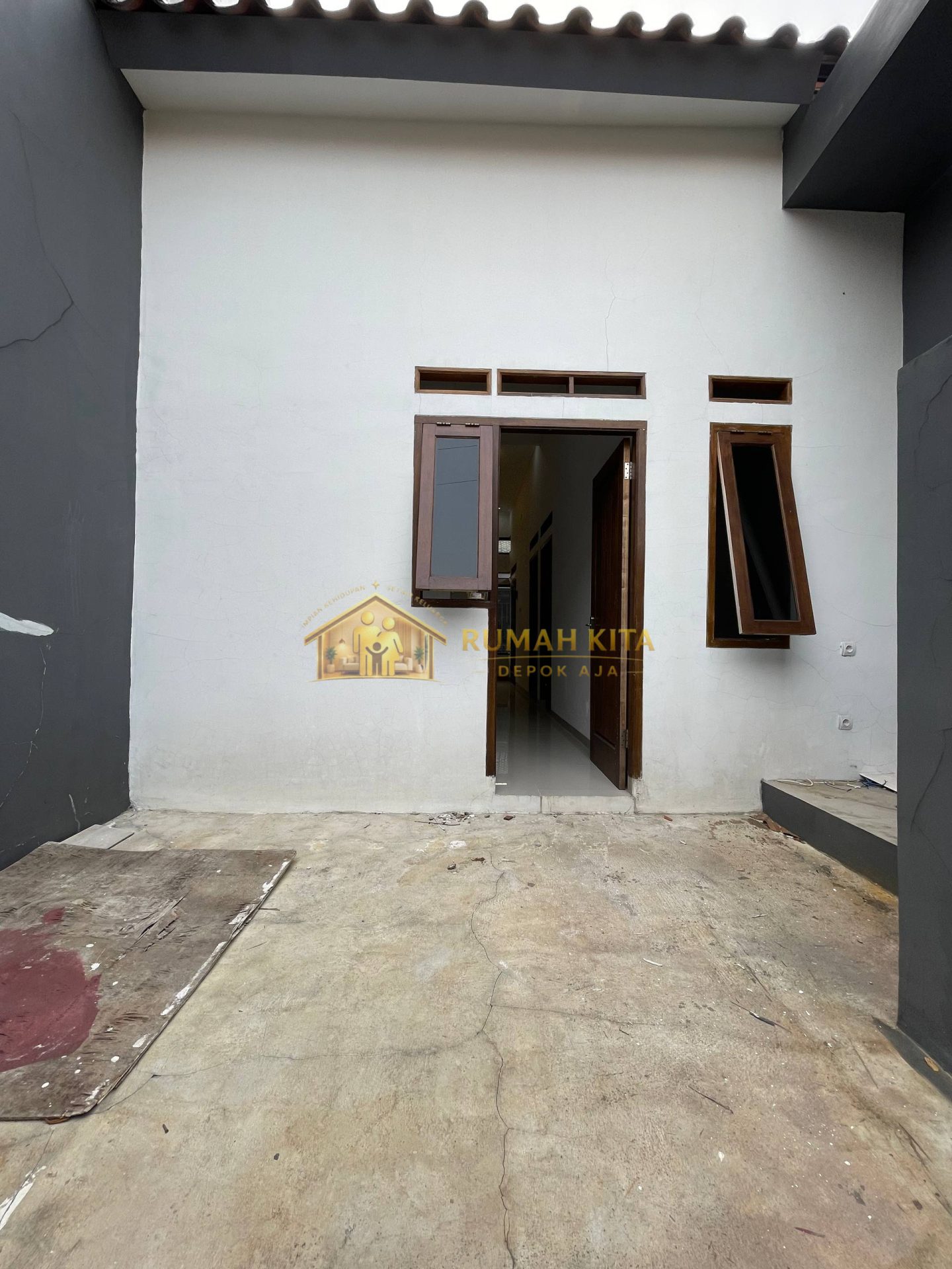 Halaman Rumah Minimalis Dekat Stasiun Citayam di Sawangan Depok