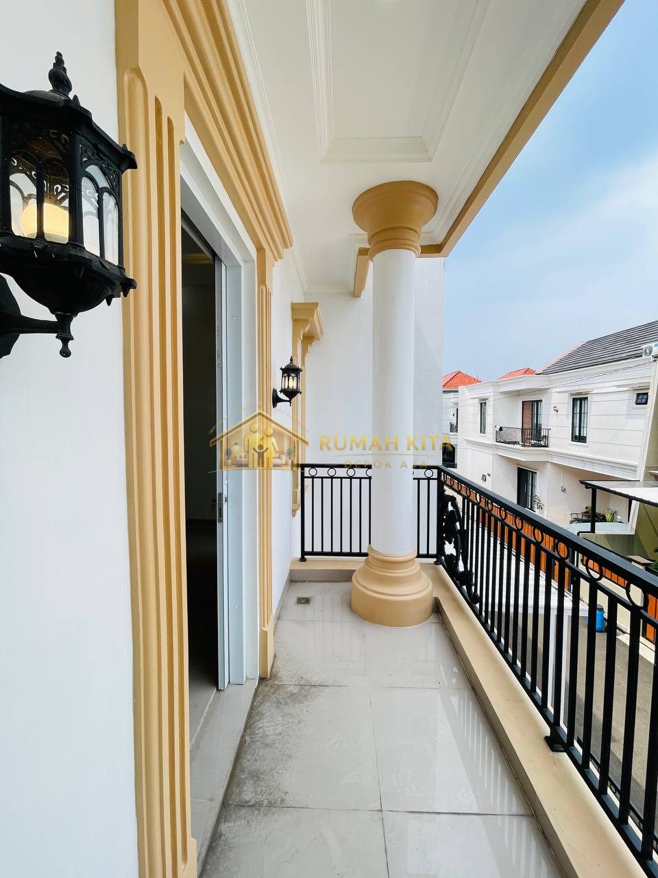 Balkon Rumah di Depok Dekat Kawasan GDC