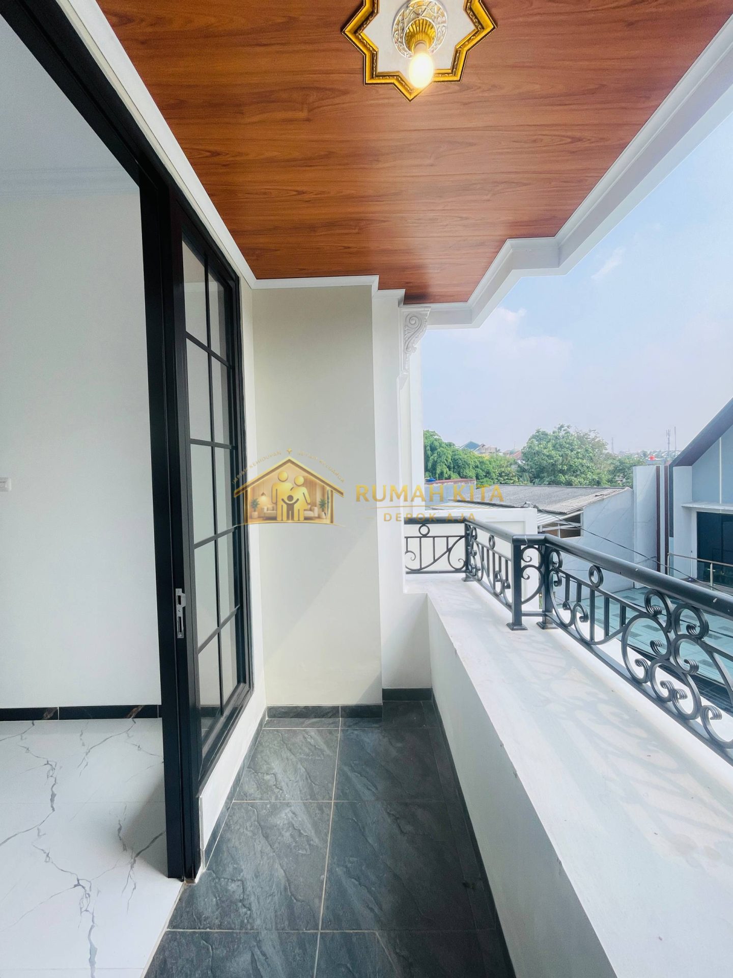 Balkon Rumah 3 Lantai Minimalis di Jagakarsa