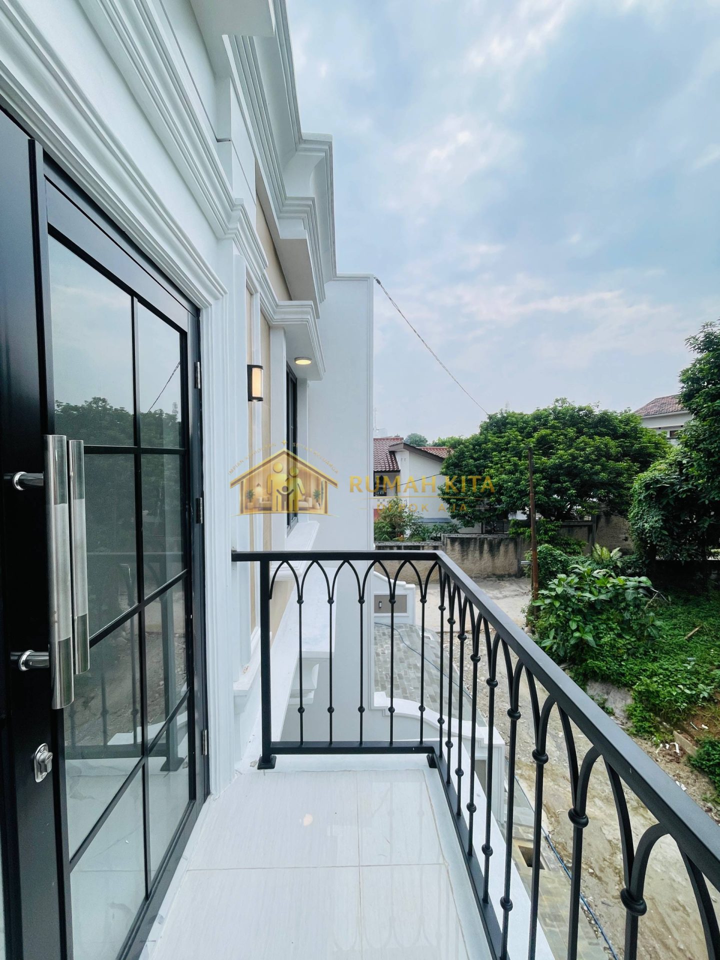 Balkon Rumah 2 Lantai Dekat Kampus JGU GDC Depok