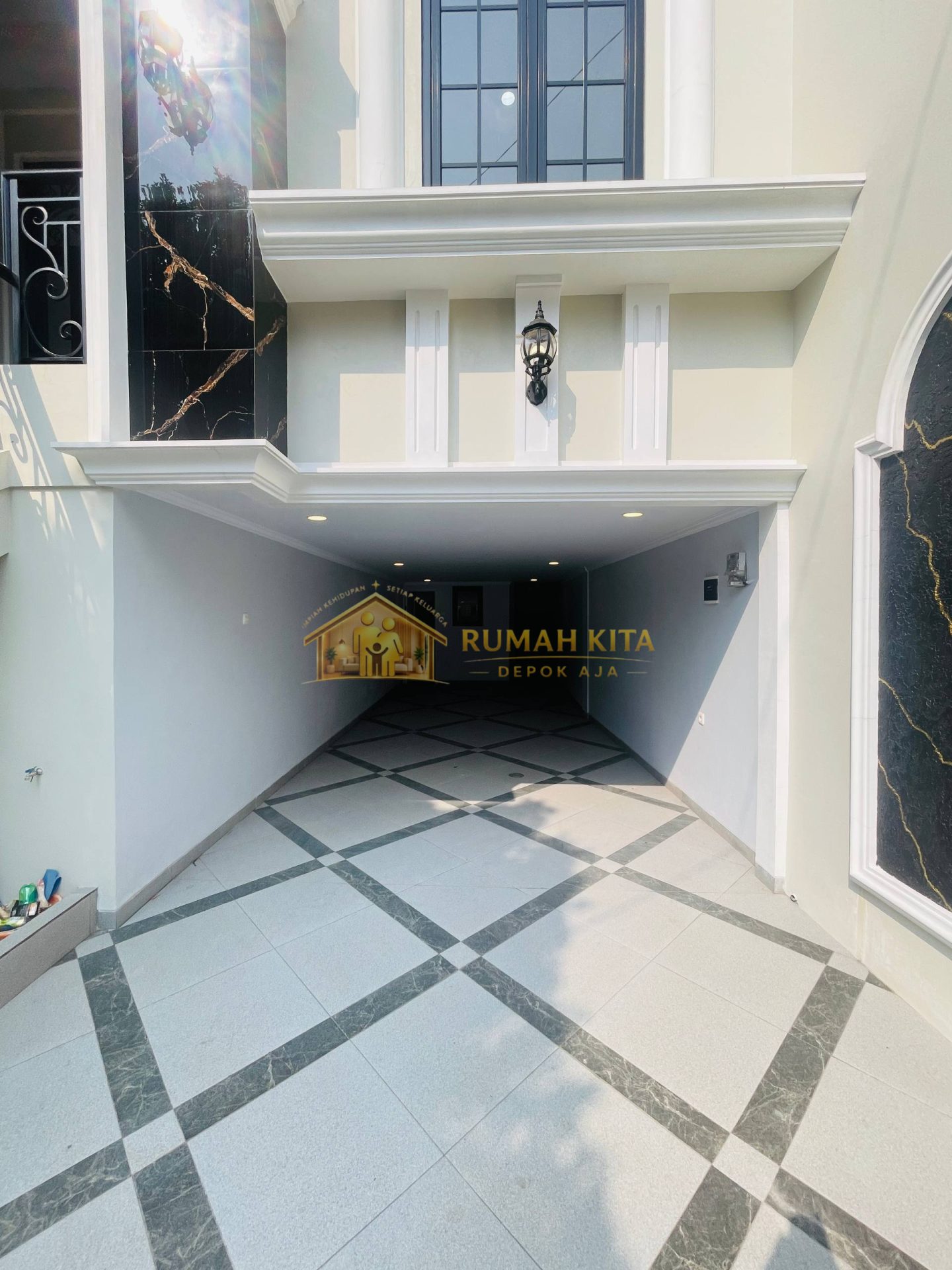 Carport Rumah 3 Lantai Minimalis di Jagakarsa