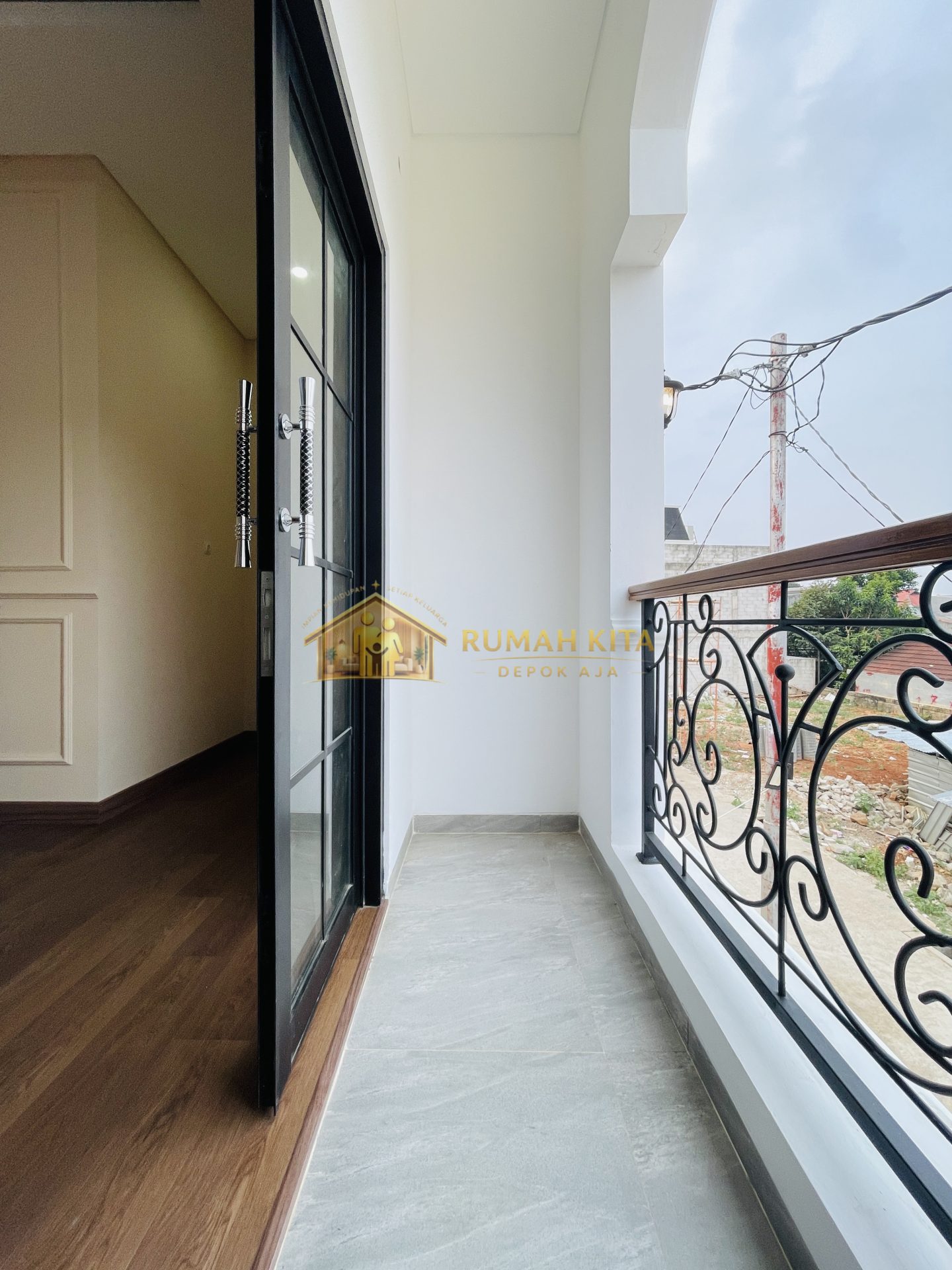 Balkon Rumah Dekat RS Brimob dan Kampus E Gunadarma di Depok