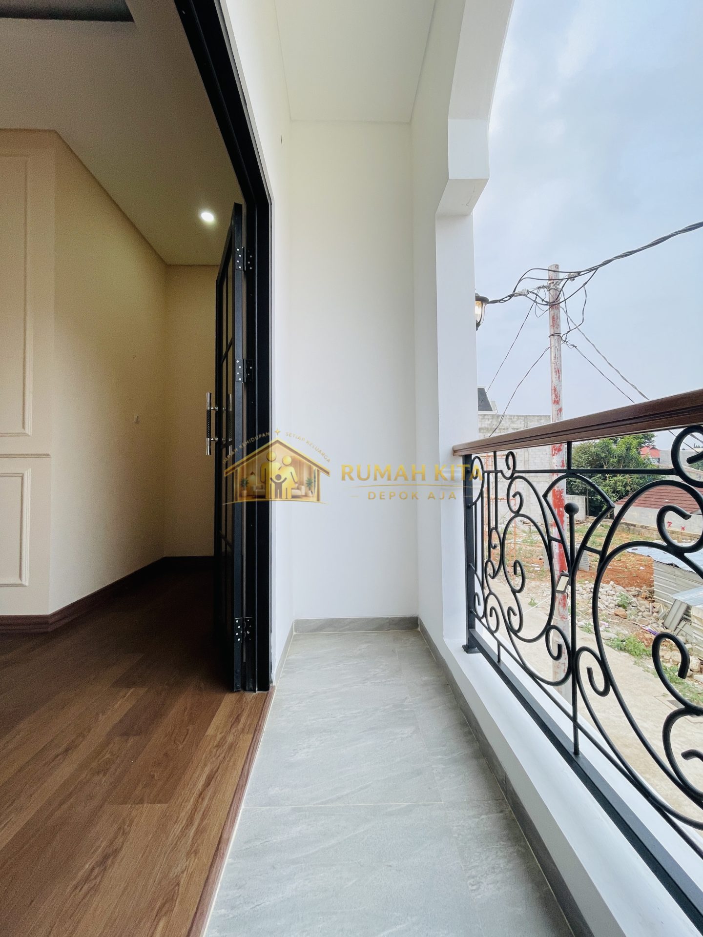 Balkon Rumah Dekat RS Brimob dan Kampus E Gunadarma di Depok