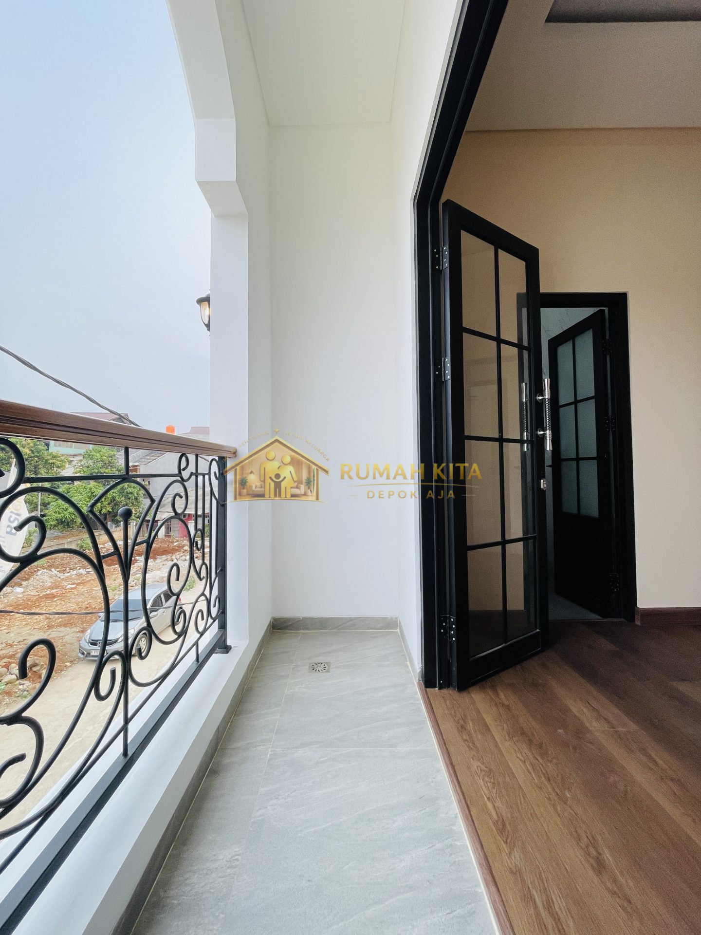 Balkon Rumah Dekat RS Brimob dan Kampus E Gunadarma di Depok