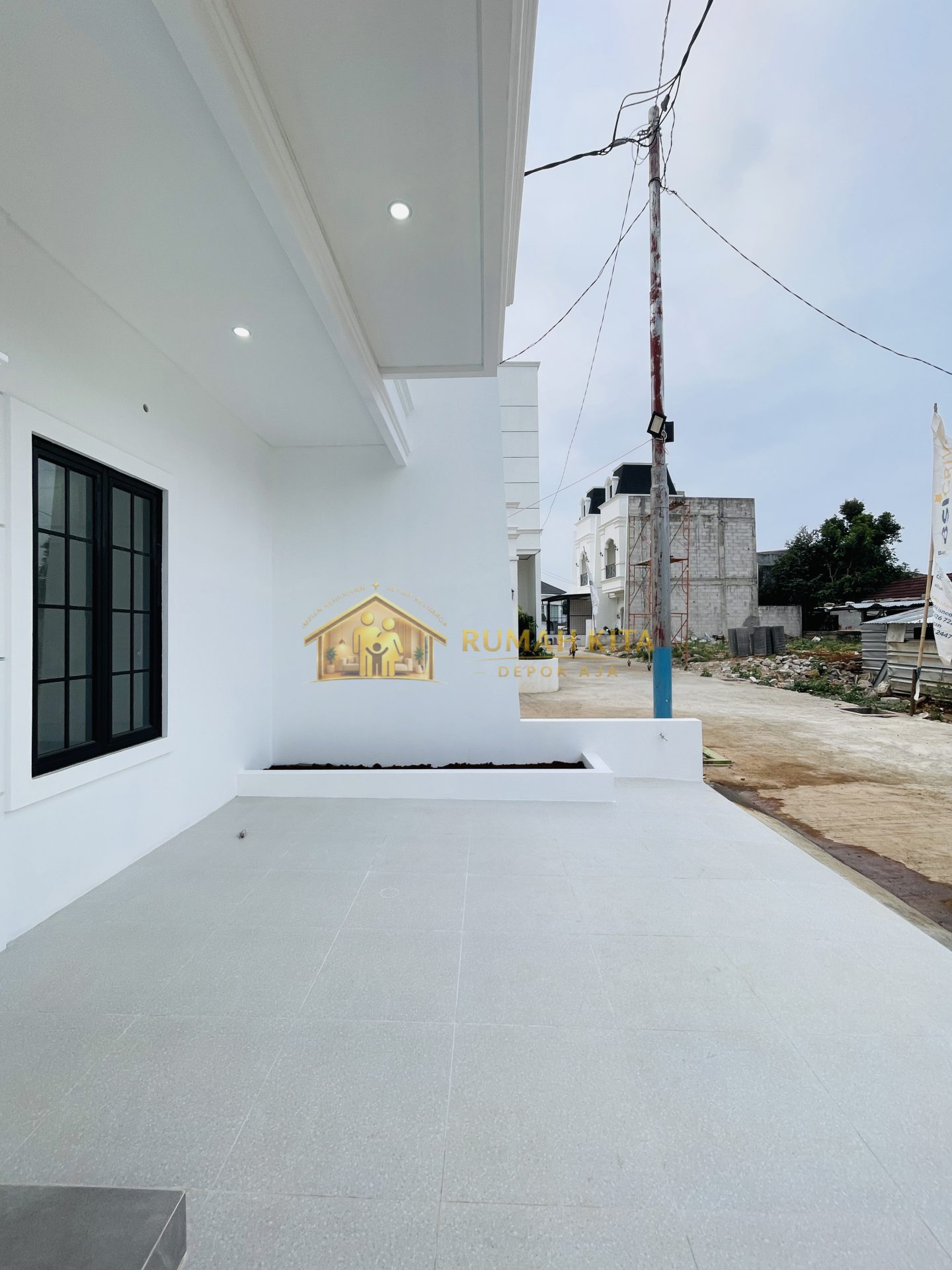 Carport Rumah Dekat RS Brimob dan Kampus E Gunadarma di Depok