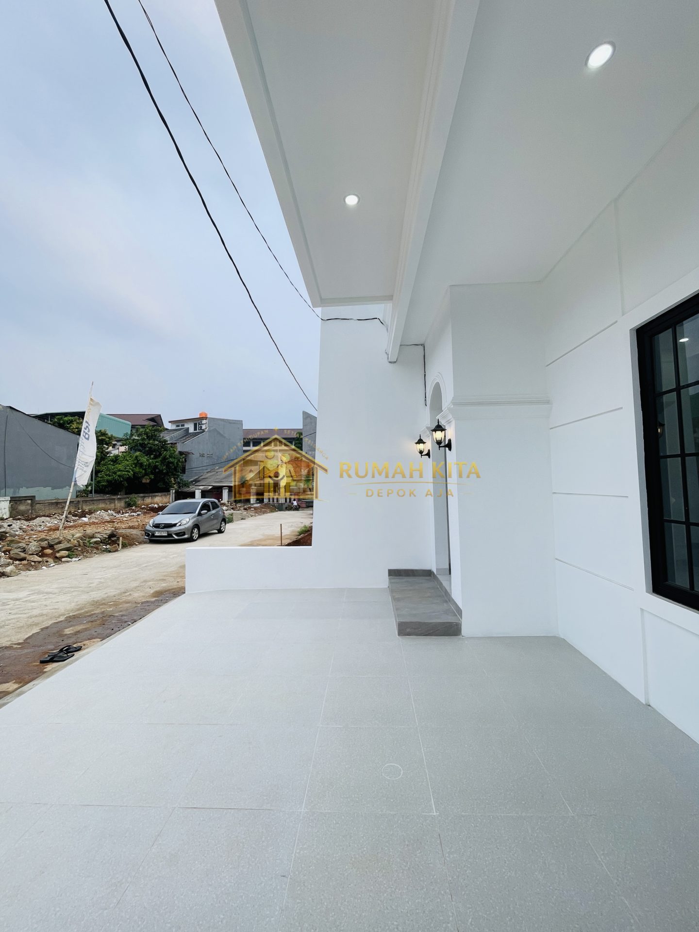 Carport Rumah Dekat RS Brimob dan Kampus E Gunadarma di Depok
