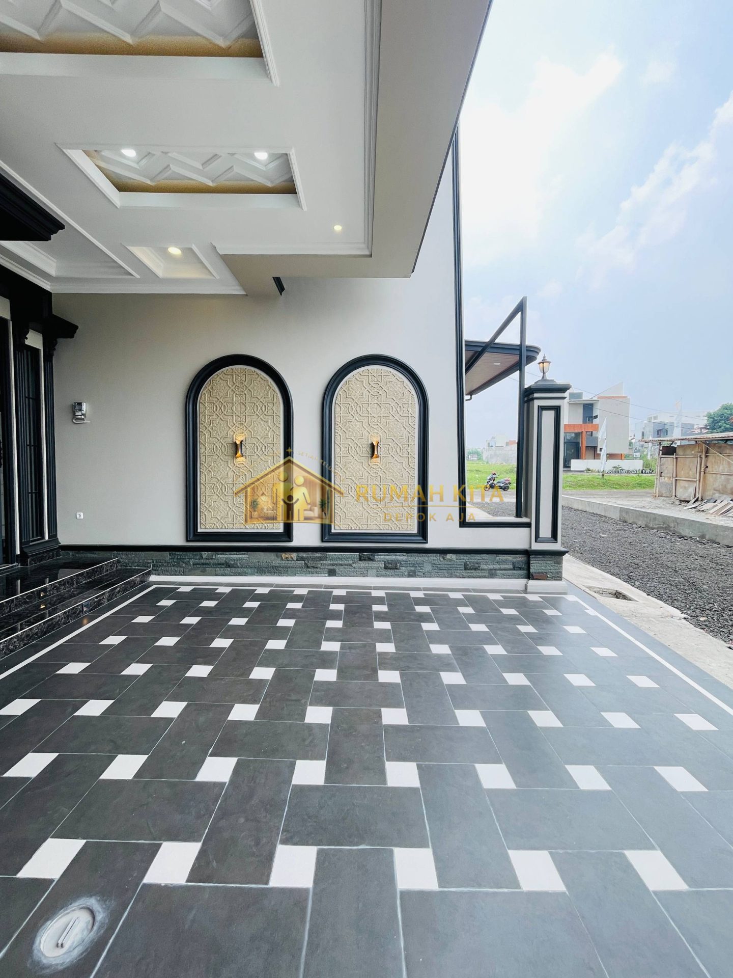 Carport Rumah 4 Kamar Tidur Dekat Stasiun Depok Lama & GDC