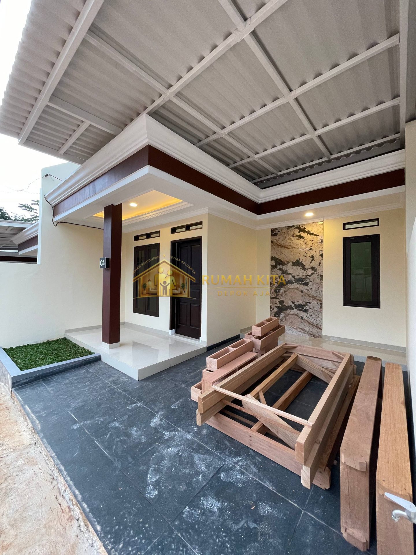 Carport Rumah Minimalis Dekat Pintu Tol Sawangan Depok