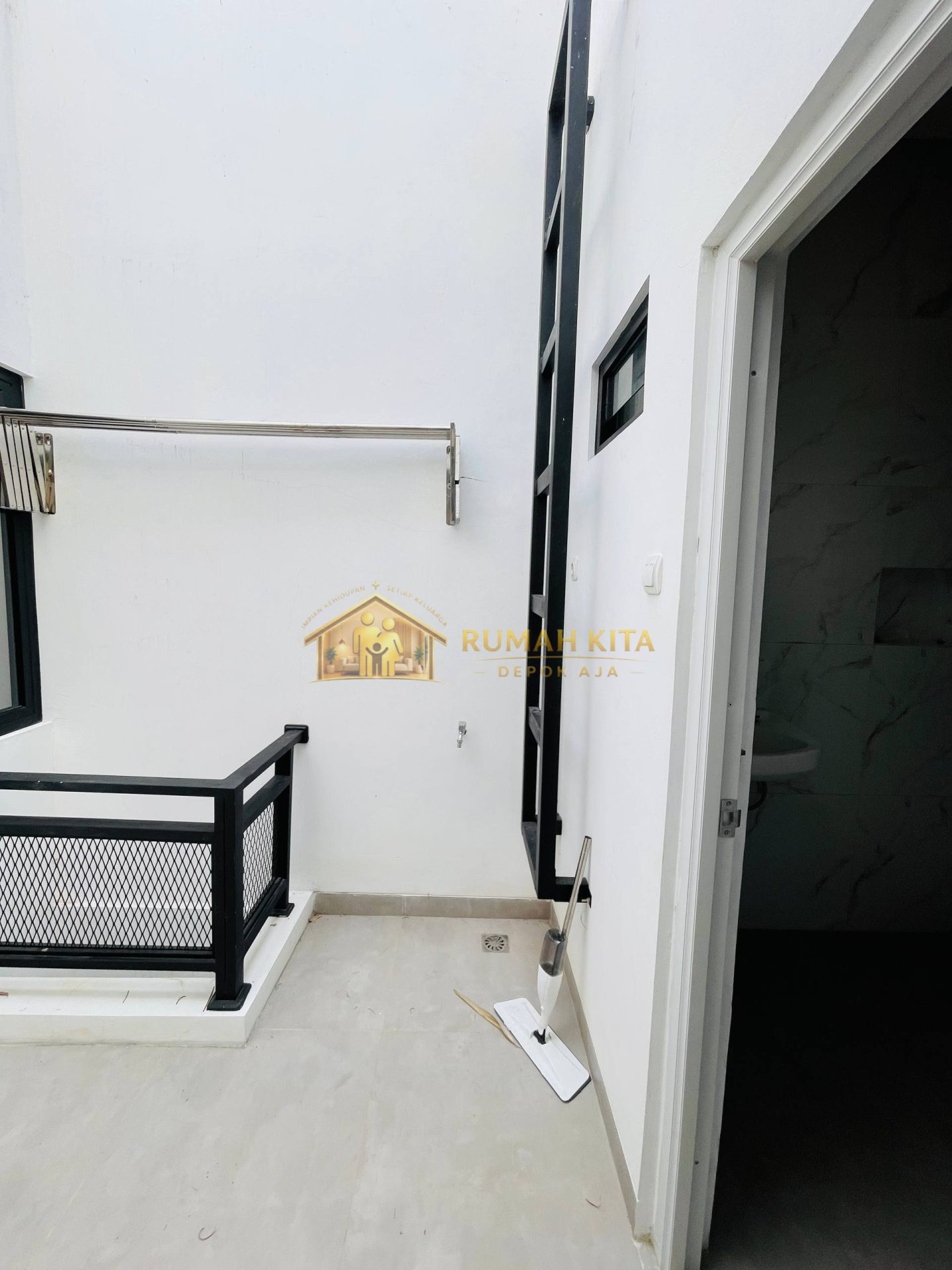 Area Laundry Rumah 2 Lantai Minimalis Dekat Stasiun Depok Lama
