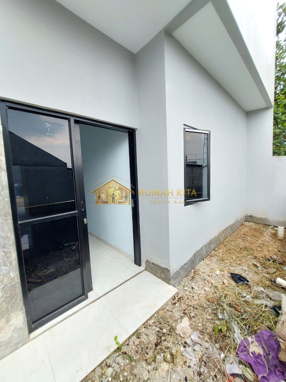 Halaman Rumah 2 Lantai Dekat Pintu Tol Sawangan di Pancoran Mas Depok