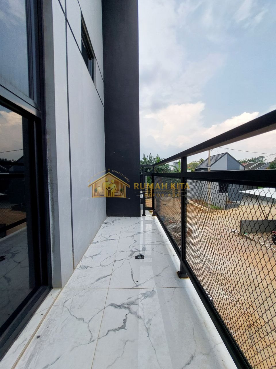Balkon Rumah 2 Lantai Dekat Pintu Tol Sawangan di Pancoran Mas Depok