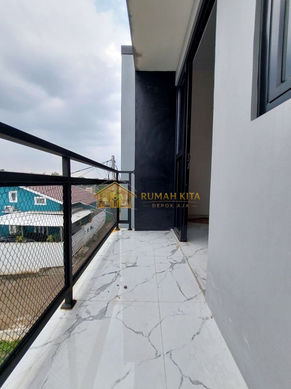 Balkon Rumah 2 Lantai Dekat Pintu Tol Sawangan di Pancoran Mas Depok