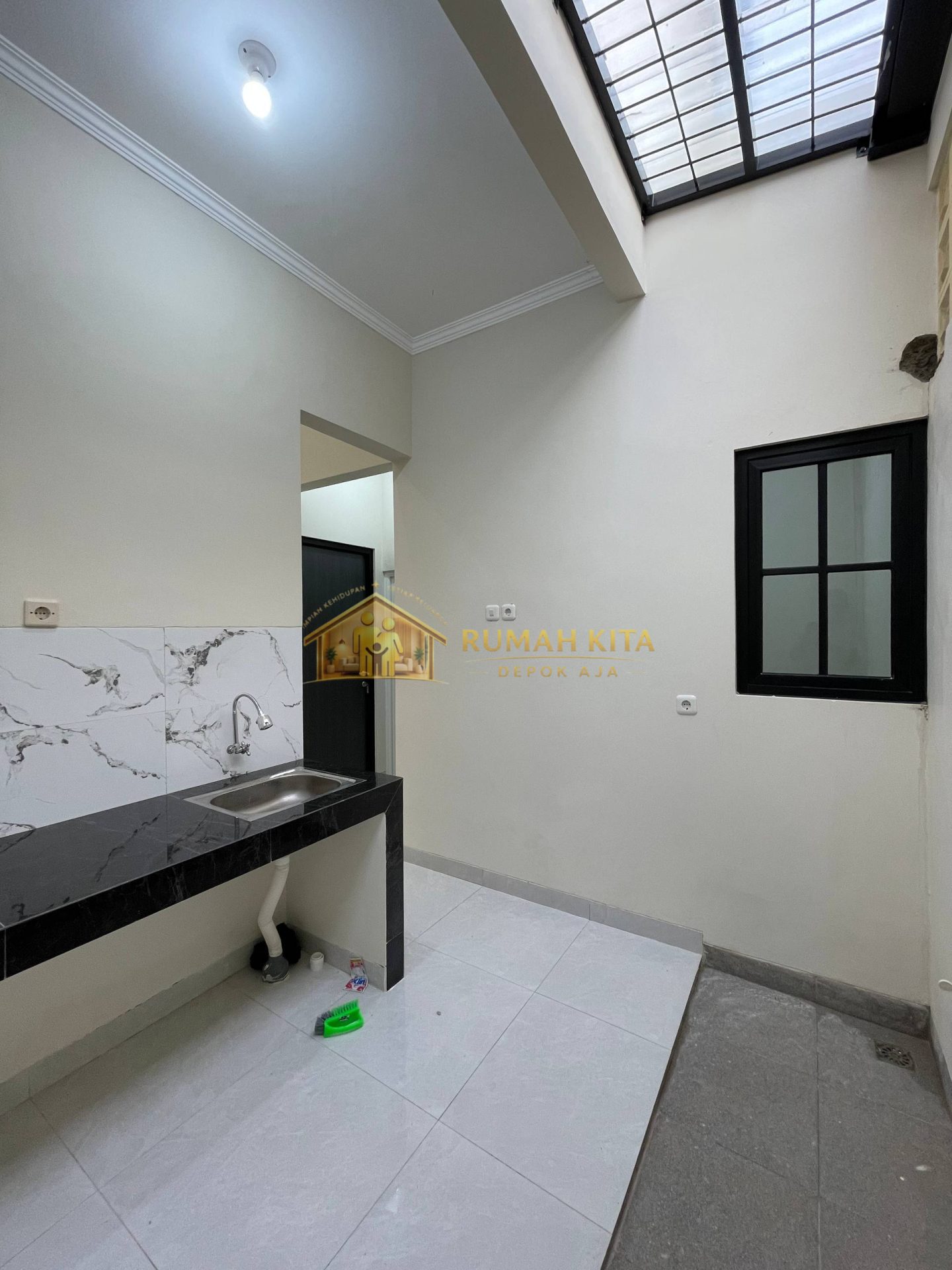 Ruang Tamu Rumah Klasik Dekat Stasiun Citayam di Sawangan Depok