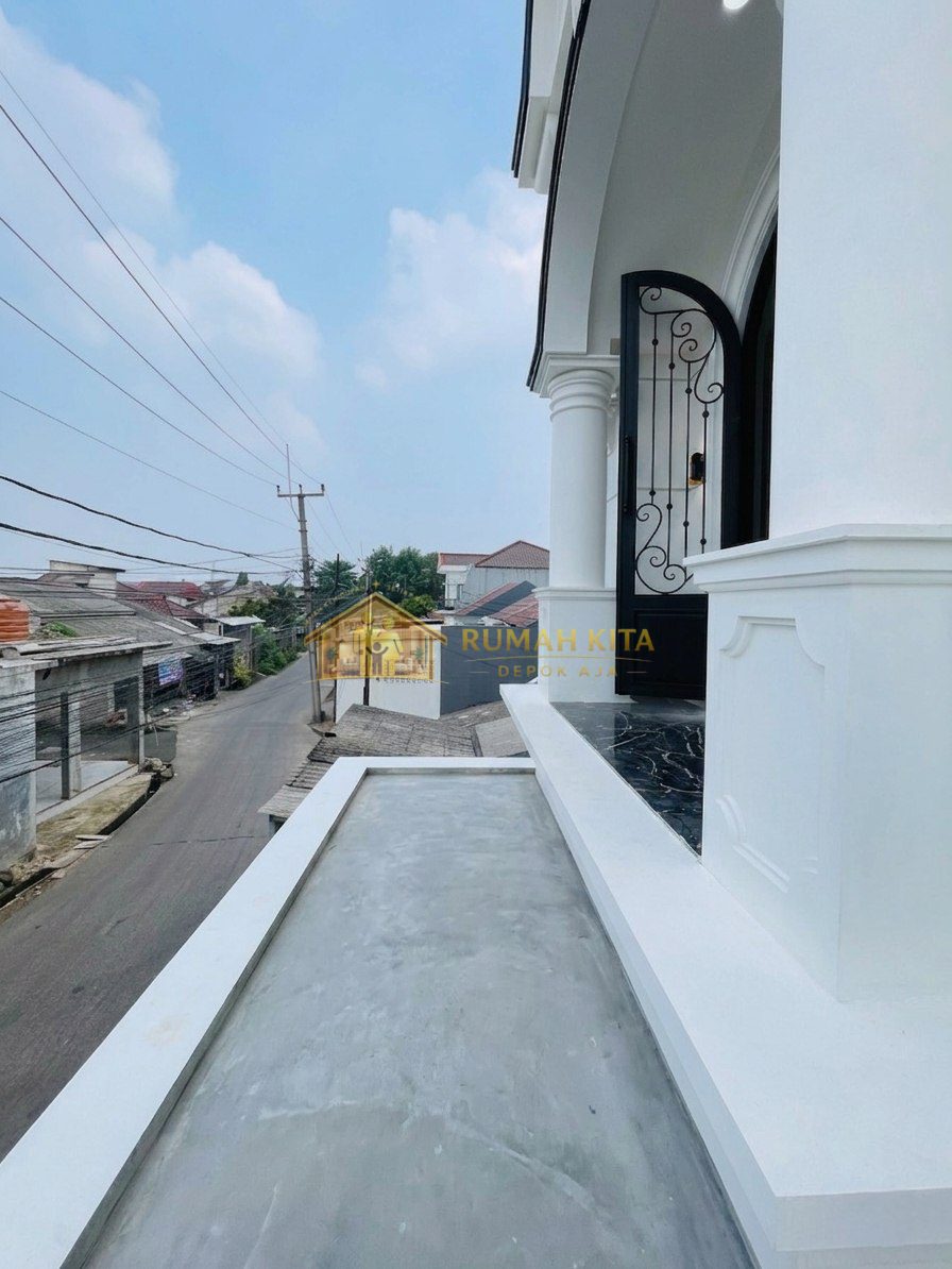 Rooftop Rumah 2 Lantai di Apit 3 Stasiun Kereta