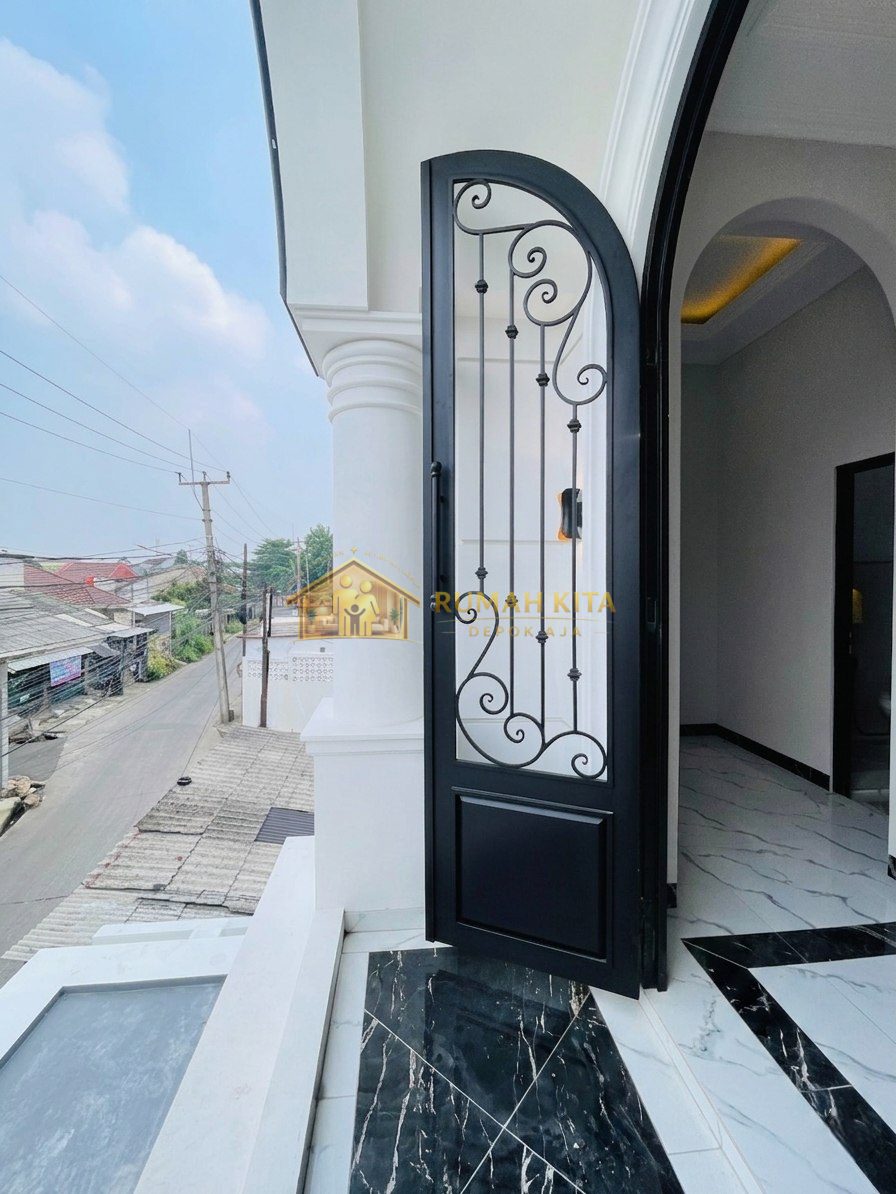 Balkon Rumah 2 Lantai di Apit 3 Stasiun Kereta