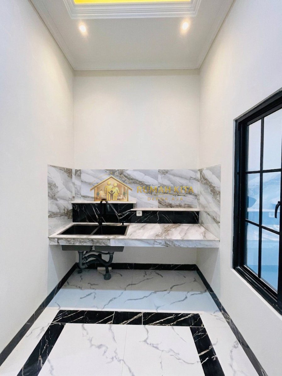 Dapur Rumah 2 Lantai di Apit 3 Stasiun Kereta
