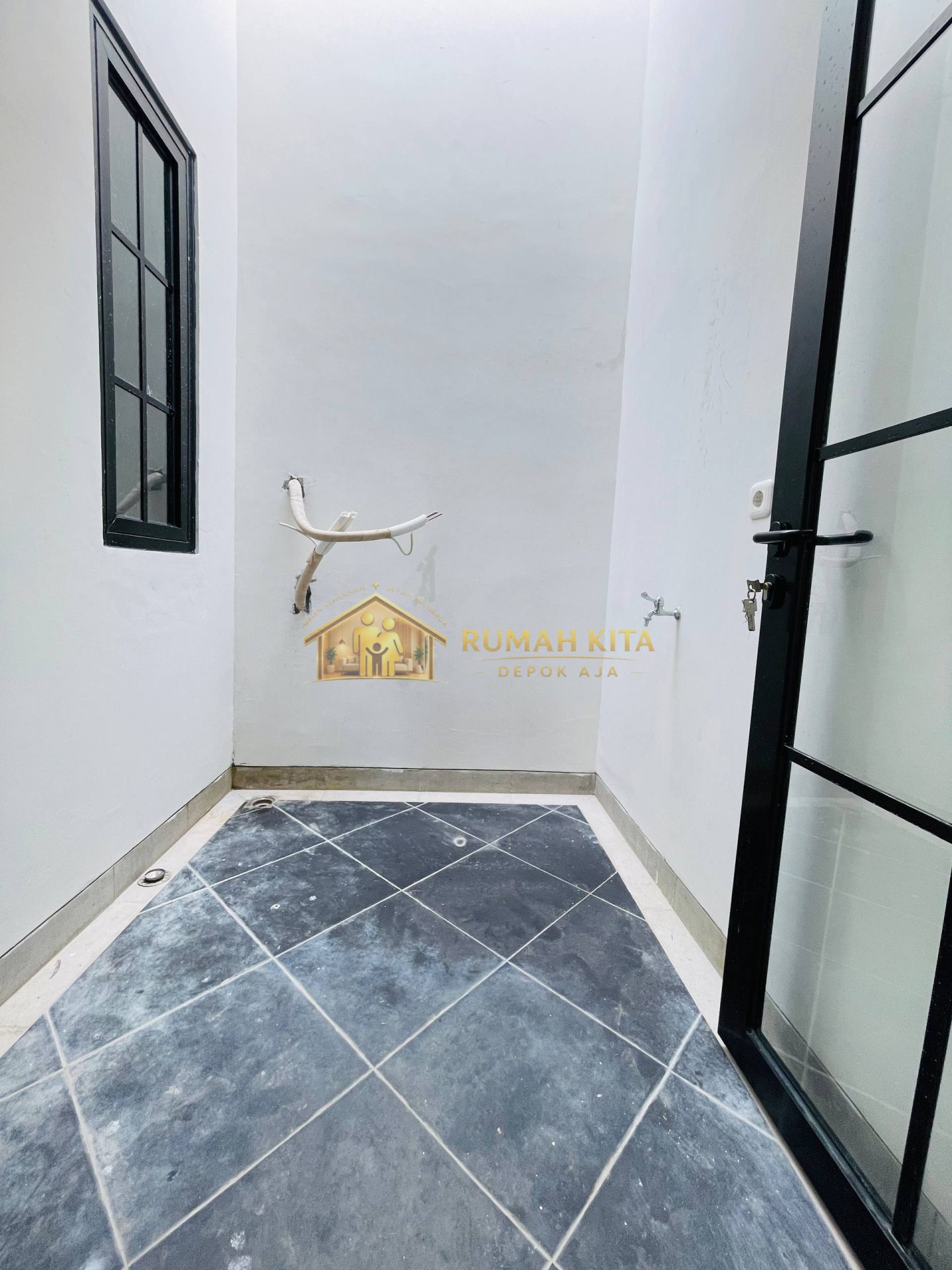 Area Laundry Rumah 2 Lantai di Apit 3 Stasiun Kereta