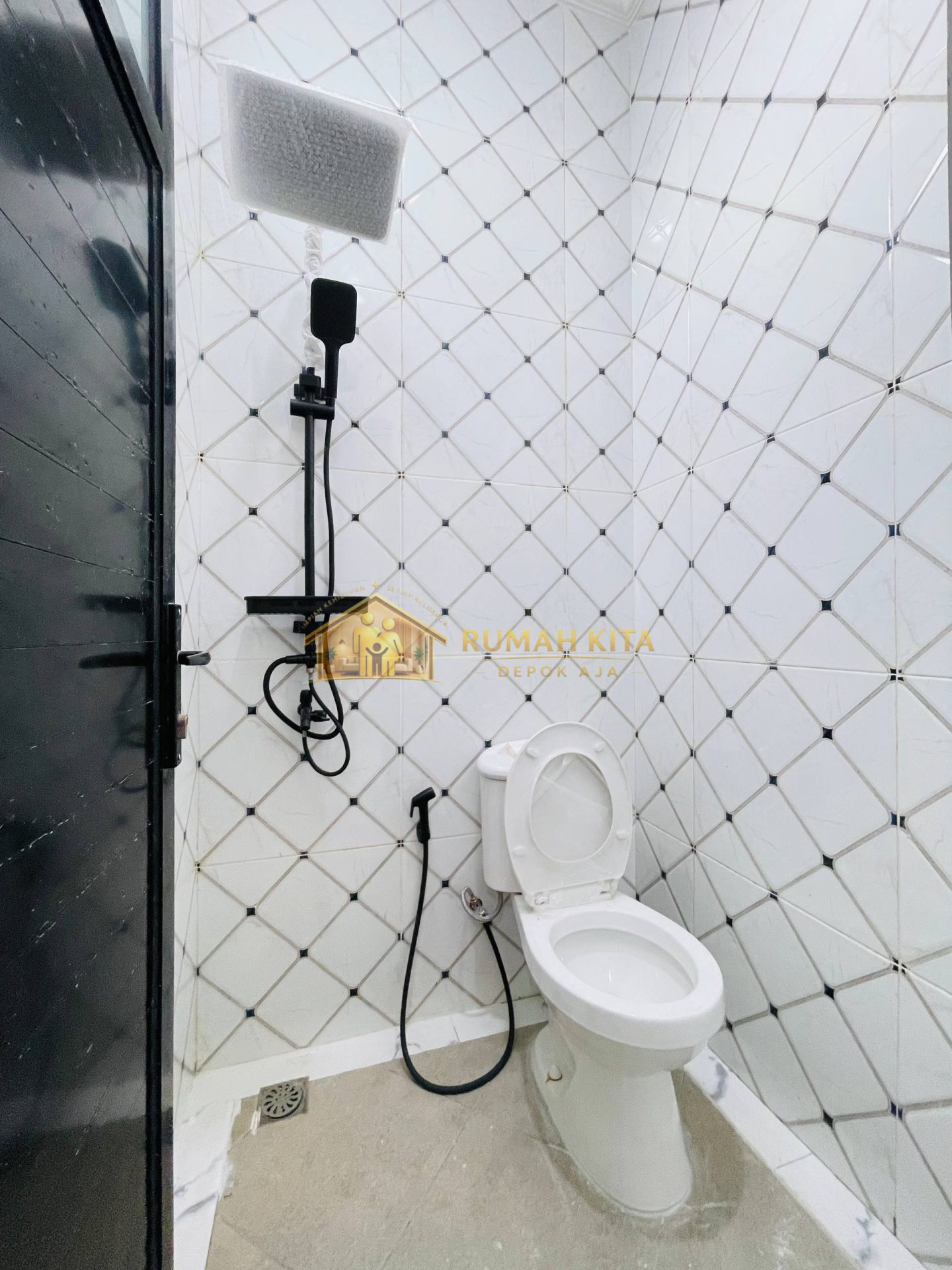 Kamar Mandi Rumah 2 Lantai di Apit 3 Stasiun Kereta