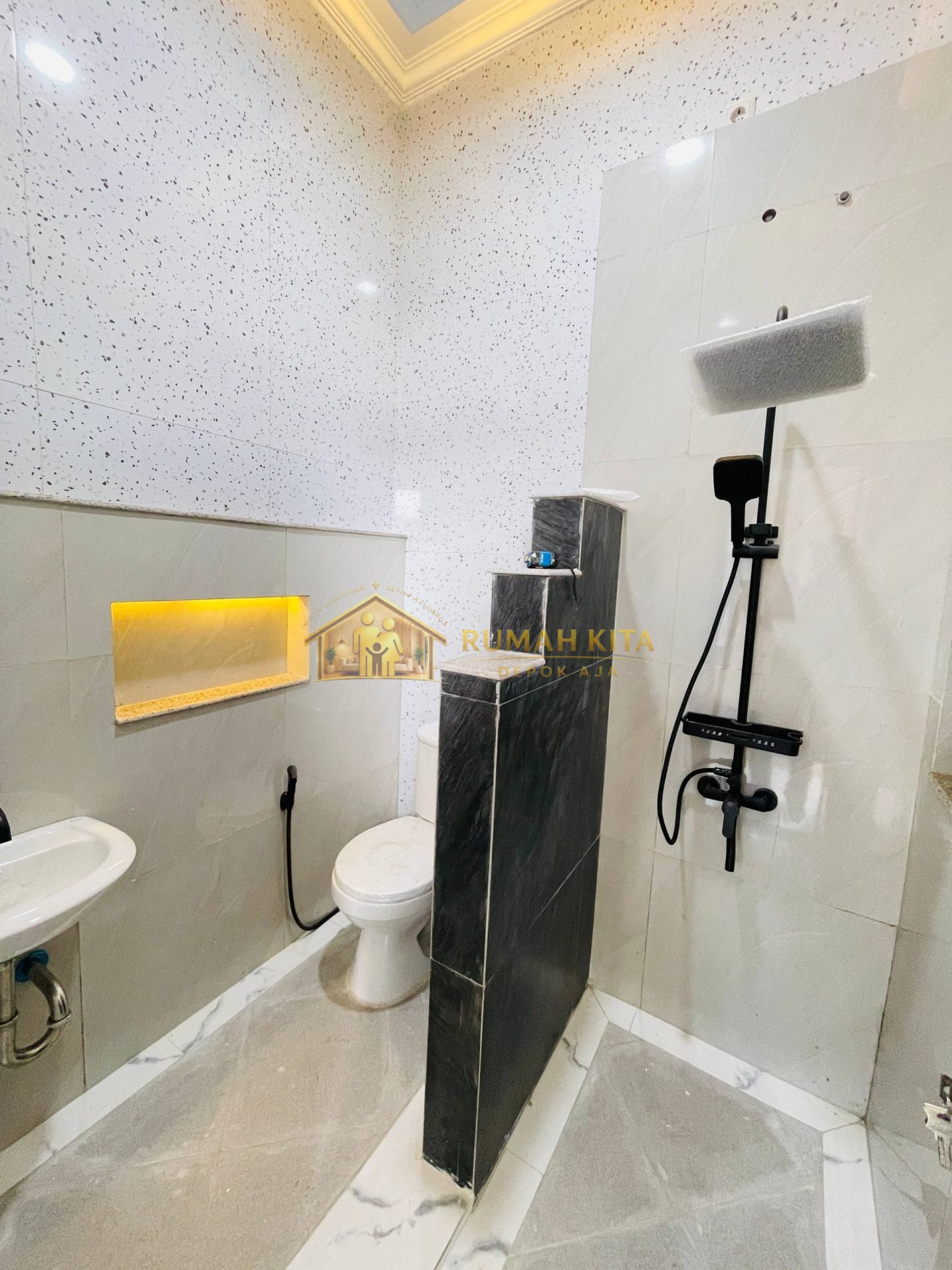 Kamar Mandi Rumah 2 Lantai di Apit 3 Stasiun Kereta