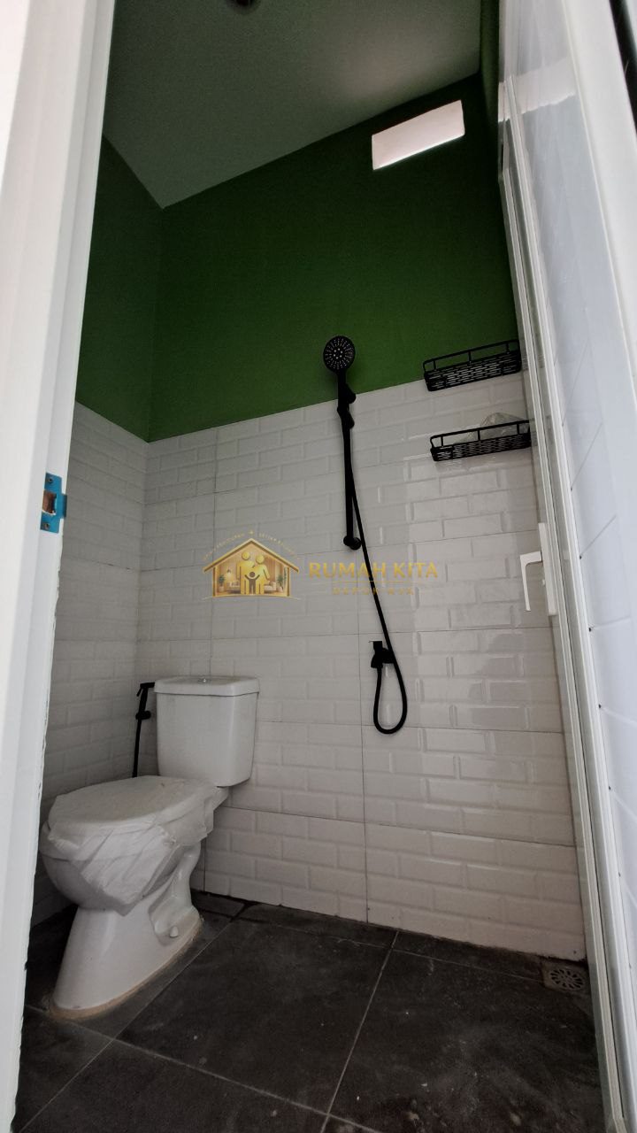 Kamar Mandi Rumah 2 Lantai Dekat Pintu Tol Kukusan Beji
