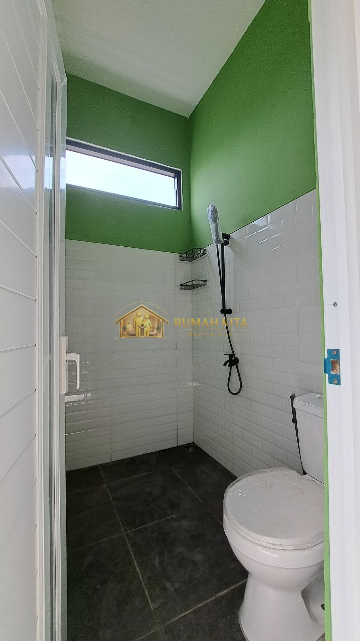 Kamar Mandi Rumah 2 Lantai Dekat Pintu Tol Kukusan Beji