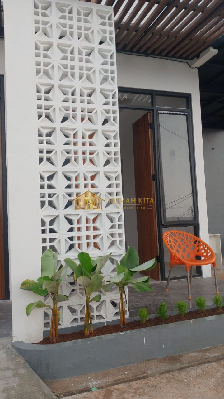 Teras Rumah 2 Lantai Dekat Pintu Tol Kukusan Beji