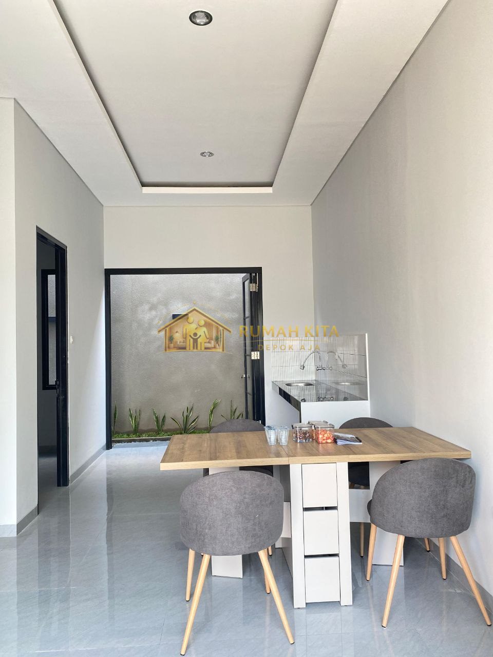 Ruang Makan Rumah 2 Lantai Dekat Pintu Tol Kukusan Beji Depok