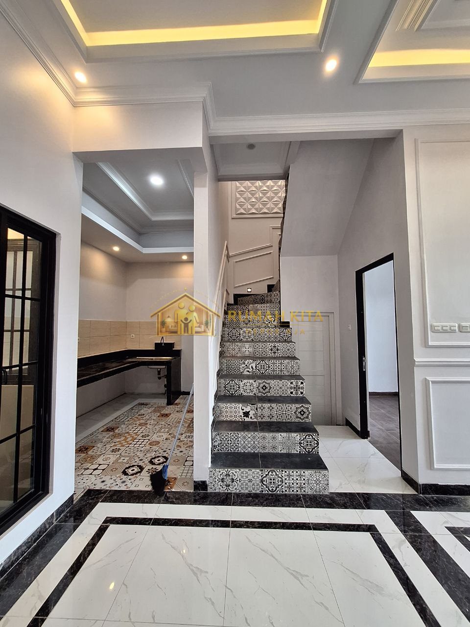 Ruang Makan Rumah Dekat Stasiun Depok Lama